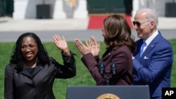 Sudija Ketandži Braun Džekson sa predsednikom i potpredsednicom SAD, Džo Bajdenom i Kamalom Haris na svečanosti u Beloj kući (Foto: AP/Andrew Harnik)