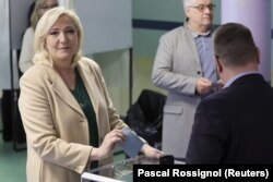 Marine Le Pen, leader du parti d'extrême droite français Rassemblement national et candidate à l'élection présidentielle, dépose son bulletin de vote lors du premier tour de l'élection présidentielle française de 2022 dans un bureau de vote à Henin-Beaumont, en France, le 10 avril 2022.