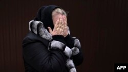 Stanovnica Buče Tetiana Ustimenko plače nad grobom svog sina, sahranjenog u bašti njene kuće, u Buči, severozapadno od Kijeva, 6. aprila 2022. godine, tokom ruske invazije na Ukrajinu.