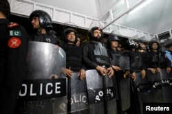 Paramilitary soldiers stand guard at the premises of the Supreme Court of Pakistan in Islamabad, Pakistan, April 7, 2022.
