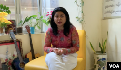 កញ្ញា ចាន់ ស៊ីណេត​ អ្នក​សម្រប​សម្រួលក្លឹបយុវជនក្មេង​អង្គការ​កម្ពុជា និង​ជា​អតីត​កុមារ​ស្នាក់នៅ​ក្នុង​មណ្ឌល​កុមារ​កំព្រា ​ផ្តល់​សម្ភាសន៍​ឲ្យវីអូអេ នៅ​ថ្ងៃ​ទី​២៦ ខែមីនា ឆ្នាំ​២០២២ ​នៅ​អង្គការ​ទំនុក​ចិត្ត​កុមារ​កម្ពុជា​ ខេត្ត​បាត់​ដំបង។ ​(កាន់ វិច្ឆិកា/វីអូអេ)