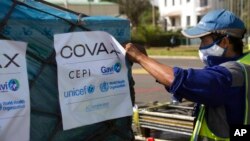 지난해 5월 마다가스카르 안타나나리보 공항에서 코백스가 지원한 신종 코로노바이러스 백신을 하역하고 있다.