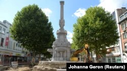  Air mancur tempat kotak kecil berisi jantung Pierre David, wali kota resmi pertama kota, di Verviers, Belgia, 9 September 2020. (Photo: REUTERS/Johanna Geron)