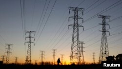 Approvisionnement électrique à Soweto, dans la banlieue de Johannesburg, le 15 mai 2012.