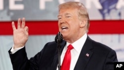 도널드 트럼프 미국 대통령은 23일 워싱턴 인근에서 열린 '보수정치행동회의(CPAC)'에서 연설하고 있다.