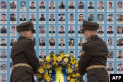 ទាហានអ៊ុយក្រែន​ដាក់​កម្រងផ្កា​នៅមុខ​ផ្ទាំង​រូបថត​យុទ្ធជន​អ៊ុយក្រែន​ដែល​បាន​ស្លាប់​នៅ​សមរភូមិ​ ក្នុងខួប​២ឆ្នាំ​នៃ​ការ​ឈ្លានពាន​របស់​រុស្ស៊ី​លើ​អ៊ុយក្រែន នៅទីក្រុងកៀវ ប្រទេសអ៊ុយក្រែន កាលពីថ្ងៃទី២៤ ខែកុម្ភៈ ឆ្នាំ២០២៤។