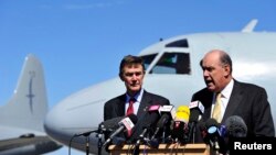 Australia's Minister of Defence David Johnston and Angus Houston (L), a retired air chief marshal and head of the Australian agency coordinating the search for Malaysia Airlines Flight MH370, address the media at the RAAF Base Pearce near Perth, April 8, 