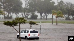 Sebuah kendaraan petugas taman terjebak banjir di tempat parkir Haulover Park saat Badai Irma menghantam kawasan North Miami Beach, Florida, 10 September 2017.