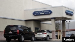 Vehicles line up at a self-swabbing coronavirus disease (COVID-19) test at a Rite Aid drive-thru during the outbreak of COVID-19, in Pasadena, California, Jan. 22, 2021. 