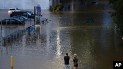 Jalanan yang terdampak banjir yang dipicu oleh badai Ida di Philadelphia, 2 September 2021. (AP Photo/Matt Rourke)