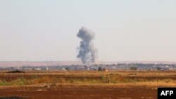 Asap membubung di pinggiran kota Marea di Suriah utara, dalam pertempuran antara pejuang oposisi dan kelompok ISIS. (Foto: Dok)