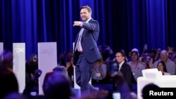 Потпретседателот на САД гестикулира на денот кога се обраќа на Конференцијата за конзервативна политичка акција во Мериленд, 20 февруари 2025 година