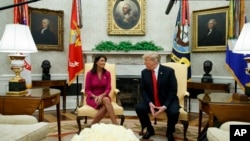 지난 2018년 백악관에서 도널드 트럼프(오른쪽) 당시 미국 대통령과 니키 헤일리 당시 유엔대사가 회동하고 있다. (자료사진)