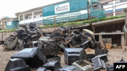 En 2012, le Cameroun a adopté une loi sur la gestion des déchets électroniques faisant de Solidarité technologique un des premiers opérateurs à obtenir un agrément de l'Etat pour exercer cette activité.