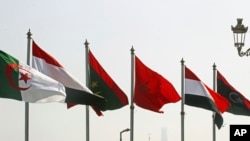 Bendera negara-negara Arab di Aljir, Aljazair, Senin, 31 Oktober 2022. Aljazair bersiap menjadi tuan rumah KTT Liga Arab ke-31, yang pertama sejak merebaknya pandemi virus corona. (AP/Anis Belghoul)