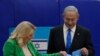 Bivši izraelski premijer Benjamin Netanjaju i njegova supruga Sara glasaju na biralištu u Jerusalimu (Foto: AP/Maya Alleruzzo)