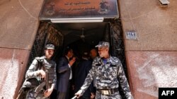 Dès l'après-midi, plusieurs cafés où les matches de foot sont habituellement diffusés avaient baissé leurs rideaux. Certains propriétaires ont affirmé à l'AFP y avoir été forcés par la police.