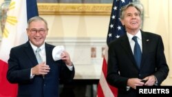 资料照片：2021年9月9日，美国国务卿布林肯在华盛顿会晤到访的时任菲律宾外交部长洛钦（左）。（路透社照片）