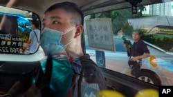 រូបឯកសារ៖ លោក Tong Ying-kit ត្រូវ​បាន​ចោទប្រកាន់​អំពី​បទ​ផ្ដួលរំលំ​រដ្ឋាភិបាល និង​អំពើ​ភេរវកម្ម​ចំពោះ​ការ​បើក​ម៉ូតូ​របស់​លោក​ចូល​ទៅ​ក្នុង​ហ្វូង​ប៉ូលិស​មួយ​ក្រុម​កាល​ពី​ឆ្នាំ​មុន ដោយ​មាន​កាន់​ទង់​មួយ​សរសេរ​ពាក្យស្លោក​តវ៉ា​ថា «រំដោះ​ទីក្រុង​ហុងកុង ពេលវេលា​នៃ​បដិវត្តន៍​របស់​យើង»។ 