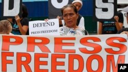 រូបឯកសារ៖ ក្រុមអ្នកប្រឆាំងតវ៉ានឹងរដ្ឋាភិបាលហ្វីលីពីនបានកាន់បដាធ្វើបាតុកម្មដើម្បីសាទរទិវាសេរីភាពសារព័ត៌មានសកលលោក នៅទីក្រុងម៉ានីល ប្រទេសហ្វីលីពីន កាលពីថ្ងៃទី៣ ខែឧសភា ឆ្នាំ២០១៩។