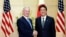 Bộ trưởng Quốc phòng Hoa Kỳ James Mattis, trái, và Thủ tướng Nhật Bản Shinzo Abe tại Văn phòng Thủ tướng ở Tokyo, 3/2/2017.
