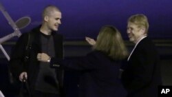 북한에 억류됐다가 풀려난 미국인 토드 밀러 씨(왼쪽)가 지난 8일 미국 워싱턴 주 루이스맥코드 기지에 도착했다.