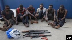 Para perompak kapal Panama 'Maximus' yang berhasil ditangkap, dipertontonkan kepada media di Lagos, Nigeria (foto: ilustrasi).