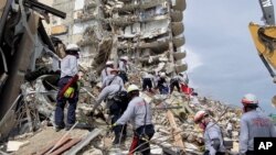 플로리다주 붕괴한 아파트 현장에서 구조 작업이 진행 중이다.