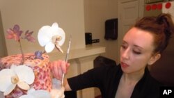 Maggie Austin’s elegant, custom-made wedding cakes feature her intricate sugar flowers, which are made with gum paste, an edible modeling dough. 