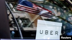 ARSIP – Sebuah tanda Uber tampak di sebuah mobil di New York, NY, AS, 30 Juni 2015 (foto: REUTERS/Eduardo Munoz/Foto Arsip)