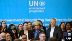 Para ketua delegasi berfoto bersama usai memberi keterangan pers mengenai sesi ke-5 sidang Komite Nasional Antar-Pemerintah yang sedang merundingkan kesepakatan global untuk membatasi produksi plastik, di Busan, Korea Selaan, Minggu, 1 Desember 2024. (Foto: Anthony Wallace/AFP)