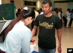 A Cambodian villager has his index finger inked as he votes in commune elections at Takhmau polling station in Kandal province, southeast of Phnom Penh, Cambodia, June 4, 2017. Prime Minister Hun Sen's CPP currently still has control of more than 70 percent of Cambodia's 1,646 communes.