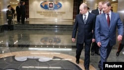 资料照片-俄罗斯总统普京(左)和时任国防部长伊万诺夫(右)参观位于莫斯科的格鲁乌（GRU）军事情报总部大楼。（2006年11月8日）