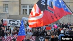 Missuri shtatining Kanzas-siti shahrida neo-natsistlar namoyishi, 9-noyabr, 2013-yil.