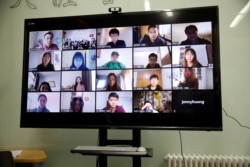 Seorang dosen dan para mahasiswa belajar di kelas virtual di Universitas Tsinghua, di tengah pandemi virus corona, di Beijing, China, 28 Februari 2020. (Foto: Reuters)