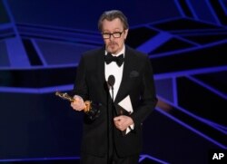 លោក Gary Oldman ឡើង​ថ្លែងក្រោយ​ទទួល​រង្វាន់​អូស្ការផ្នែក​តួ​ឯក​បុរស​ល្អ​ជាង​គេ កាល​ពី​ថ្ងៃអាទិត្យ។ (AP)​