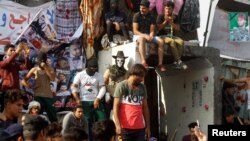 Para demonstran dalam aksi protes di Baghdad, Irak hari Rabu (13/11). 