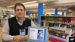 Seseorang memperlihatkan notebook yang berisi eBooks (buku-buku digital) di sebuah perpustakaan umum di Amerika.