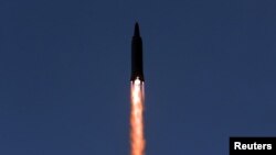 북한이 지난 11일 극초음속미사일 시험발사에 성공했다며 사진을 공개했다.