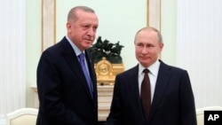 Presiden Rusia Vladimir Putin (kanan) dan Presiden Turki Recep Tayyip Erdogan dalam pertemuan di Kremlin, Moskow, Rusia, 5 Maret 2020.