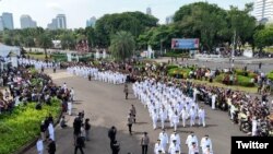 Para kepala daerah berbaris menuju Istana Negara, Jakarta, menjelang Pelantikan Kepala Daerah oleh Presiden Probowo Subianto, 20 Februari 2025. (X/@prabowo)