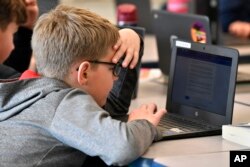 Seorang pelajar sekolah dasar di SD Stonewall Elementary di Lexington, mencoba menggunakan ChatGPT, 6 Februari 2023. (Foto: Timothy D. Easley/AP Photo)