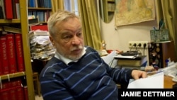 Anatoliy Razumov Sankt-Peterburgdagi Rossiya milliy kutubxonasi qoshida "Tiklangan ismlar" nomli markazni yuritadi.