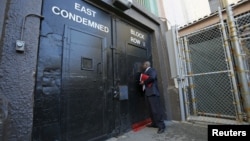 2015年12月29日新闻官山姆·罗宾逊在加利福尼亚圣昆丁州立监狱死囚犯劳房外敲门。