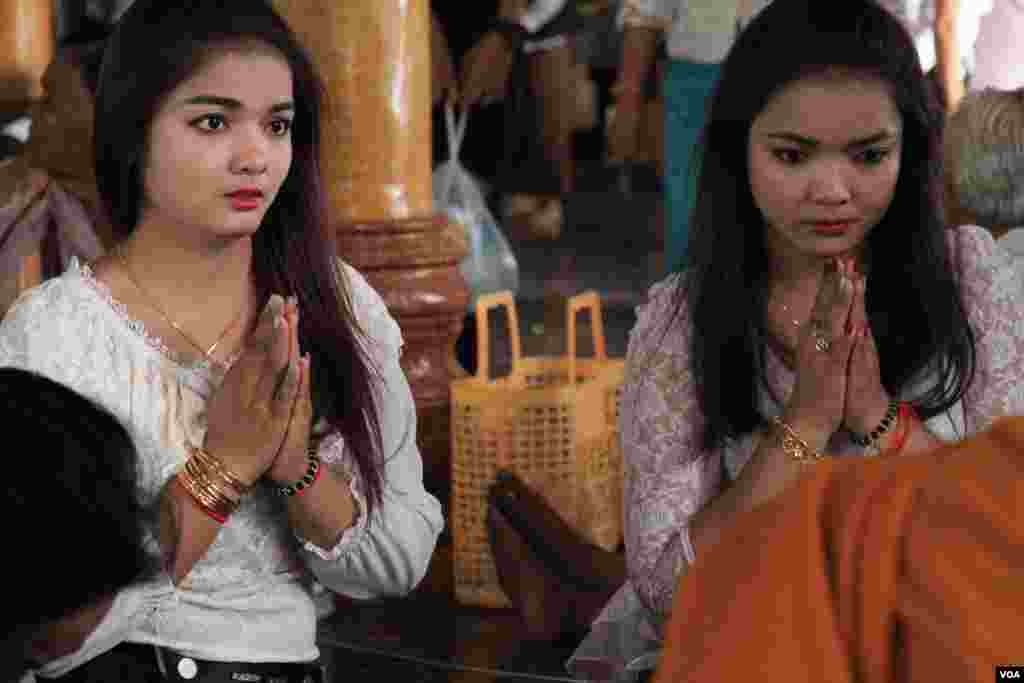 ប្រជាពលរដ្ឋ​​ខ្មែរ​ សំពះ​​ព្រះសង្ឃ​​ នៅ​ថ្ងៃ​បុណ្យ​ចូលឆ្នាំខ្មែរ​ ក្នុង​វត្តមួយ​ជាយ​រាជធានី​ភ្នំពេញ កាលពី​ថ្ងៃទី១៤​ ខែមេសា​ ឆ្នាំ២០១៧។ (ហ៊ាន សុជាតា/VOA)