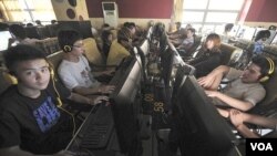 Warga Tiongkok pengguna jasa internet cafe di Hefei, provinsi Anhui. Pemerintah Tiongkok mengawasi penggunaan internet dan jaringan media sosial karena dianggap potensial menyebarkan isu (foto:dok).