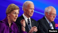 미국 아이오와주 디모인에서 열린 민주당 대선 경선 TV토론에 엘리자베스 워런 상원의원(왼쪽부터)과 조 바이든 전 부통령, 버니 샌더스 상원의원이 참석했다.