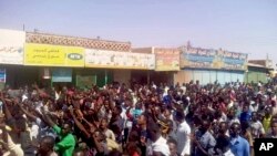 Warga meneriakkan slogan-slogan dalam aksi unjuk rasa di Kordofan, Sudan, 25 Desember 2018. (Foto: dok).
