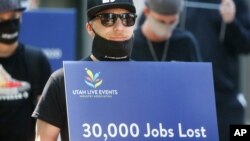 រូបឯកសារ៖ អ្នកធ្វើការ ដែល​​ត្រូវបានគេបង្ខំឱ្យឈប់ធ្វើការដោយសារតែជំងឺរាតត្បាត​កូវីដ១៩ បានហែក្បួននៅទីក្រុង Salt Lake City ថ្ងៃទី២១ ខែកក្កដា ឆ្នាំ២០២០។