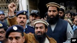 Zaki-ur Rehman Lakhvi mengepalkan tangannya di udara saat meninggalkan pengadilan di Islamabad, Pakistan (foto: dok).